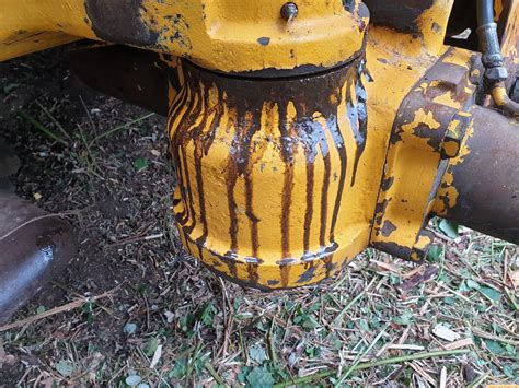 mini digger kingpost repair|Oil leaking from bottom of king post of my 1987 jcb3cx.